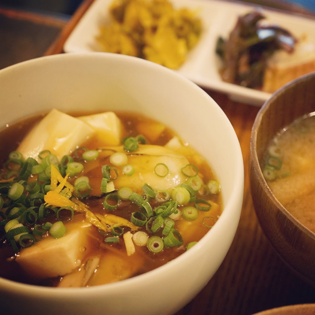 さてとこんな寒い日はあつあつメニュー！とお昼時は新作御膳！「牡蠣と豆腐のあんかけ煮御膳」！と、いや、とろみのついたやさしいお味の出汁に冬の味覚は牡蠣！間違いないね！（お）