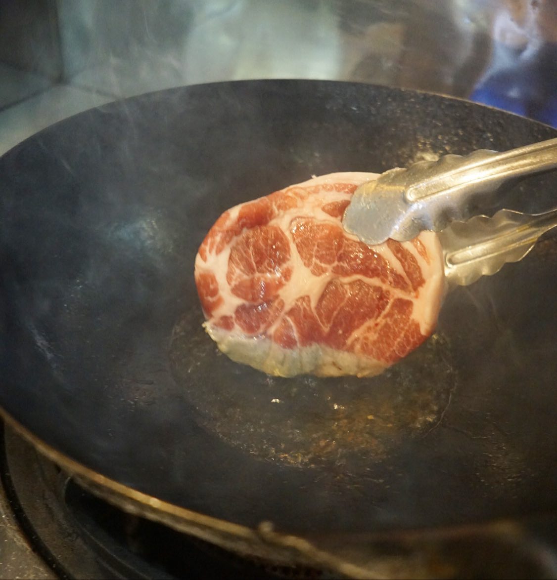 ということで店長ミヤザキ、初仕事は中華鍋をチンチンに熱して、豚塊り肉をもうもうと煙を出しつつ焼くことからっ！あぁ、いい匂いだなぁ（笑）（お）