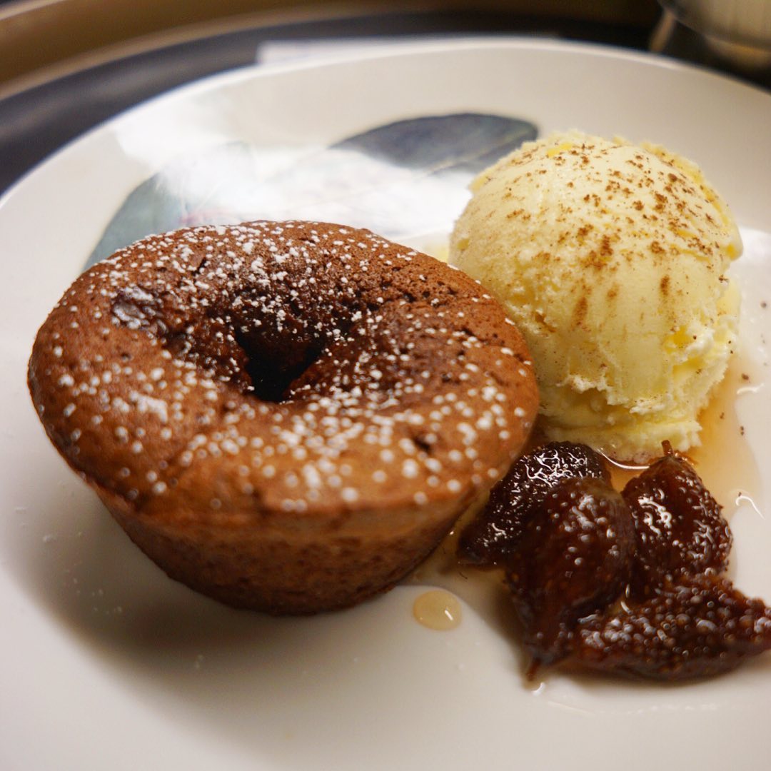 さてとはじまりましたよ！季節のデザート「フォンダンショコラ」！あつあつとろりのチョコレートケーキにひんやりバニラアイス、さらにラム酒に漬けてたいちごで作った大人風味のジャムを添えて！一応店内飲食のみでお願いします！（お）