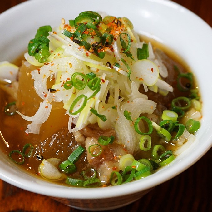 こんな時ではあるけれど、だからこそ？の新メニューもちょこちょこ投入！とばかりに「牛すじ大根」！（笑）いや、やわらか〜いとろとろ牛すじとしみしみ大根がたまらん！とりあえず！の一品ですね（笑）（お）