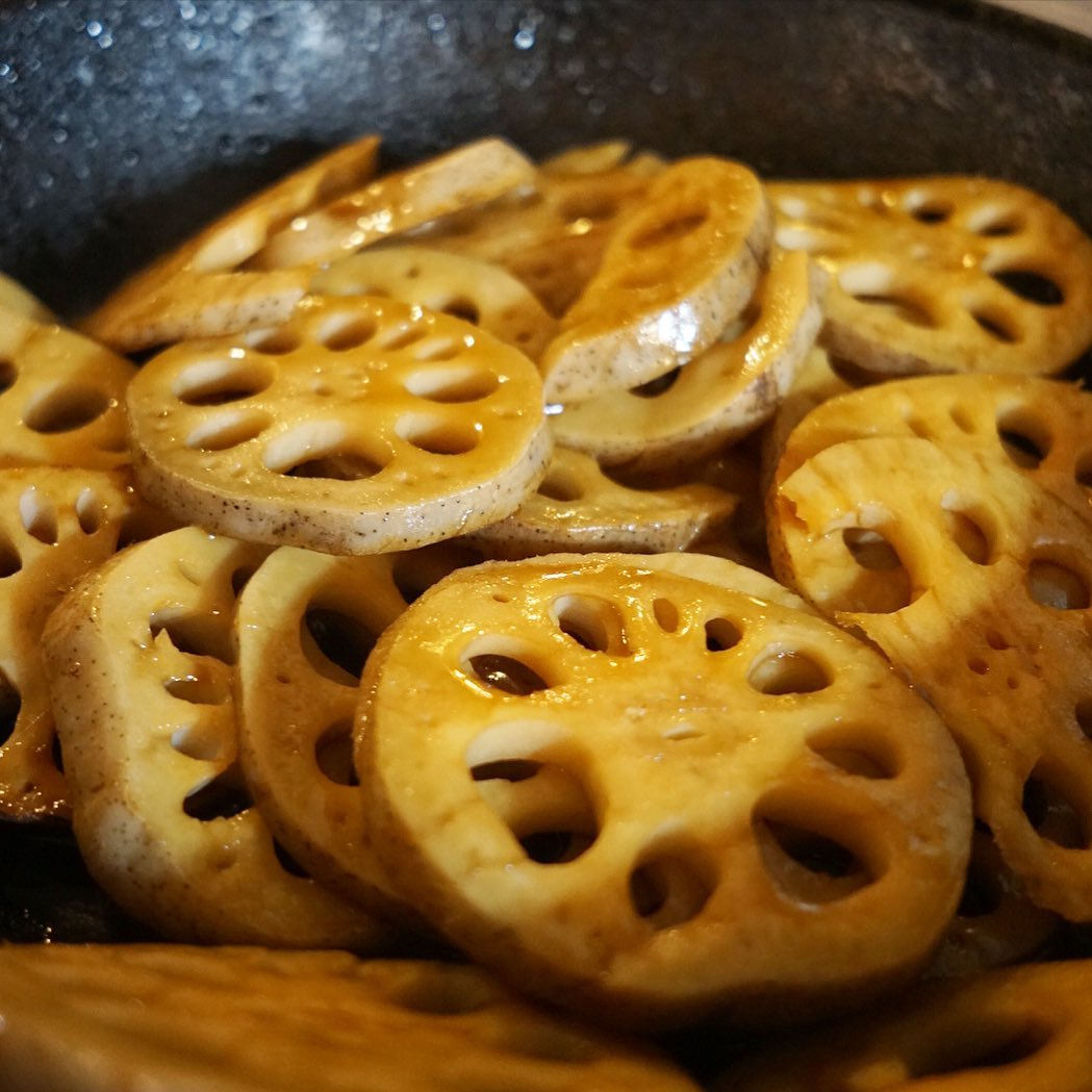 ざくざく輪切りにした大きなれんこんはてらてらきんぴらに…明日のお昼は日替わり、例のアレになって登場ですよ！（お）