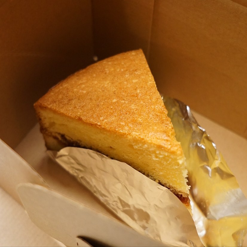 さてと案の定新春からすっかりご利用はお持ち帰りにシフトしております当店、昨日アップした季節のデザート「ヴィクトリアサンドケーキ」もこうして箱に入れてテイクアウト出来ますので、みなさん遠慮なくお申し付け下さいね！（お）