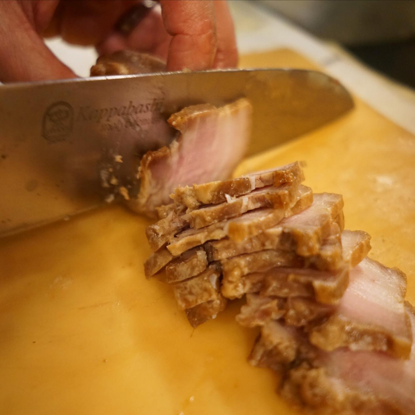 さてと先週末の新メニューは噂の？「からし焼き豚」！こんな感じにスライスして、付け合わせは見えないけれどさっと茹でもやしに青ねぎを散らして、甜麺醤の自家製たれでいただきます！ぜひ〜！（お）