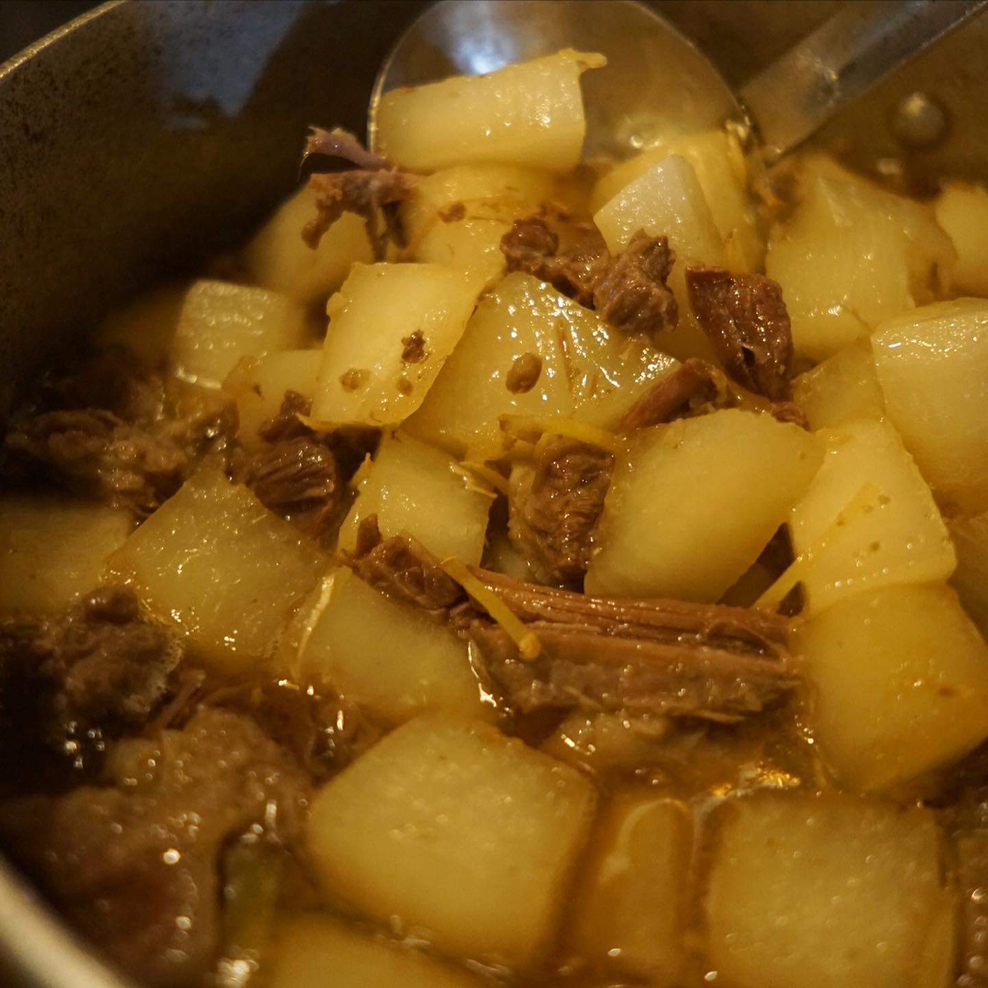 しっかり旨味は牛すねカタマリ肉から切り出したすじ肉を三浦大根とに煮込んだ「牛すじ大根」に、じゃじゃっとナベさん、根菜と昆布の旨味きんぴら出来上がりっ！（お）