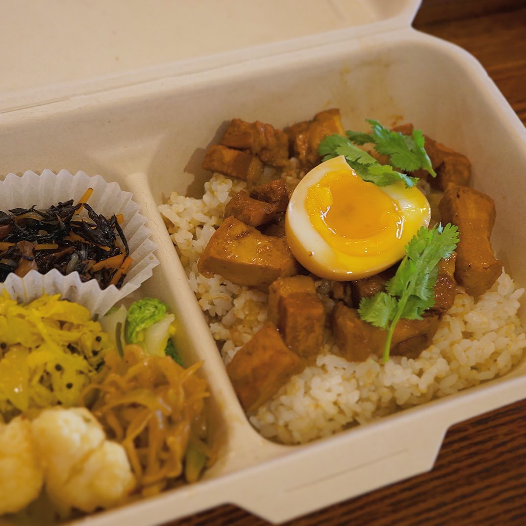 はい、ほんのり台湾祭りしております新年のリトスタ。もちろんその主役は魯肉飯です。明日のランチにもお出しします魯肉飯御膳は、こんな感じでお惣菜つきのお弁当お持ち帰り対応しております！容器ごと温められますので良い感じにお使いください。夜も単品魯肉飯でお出ししますよー（麻）