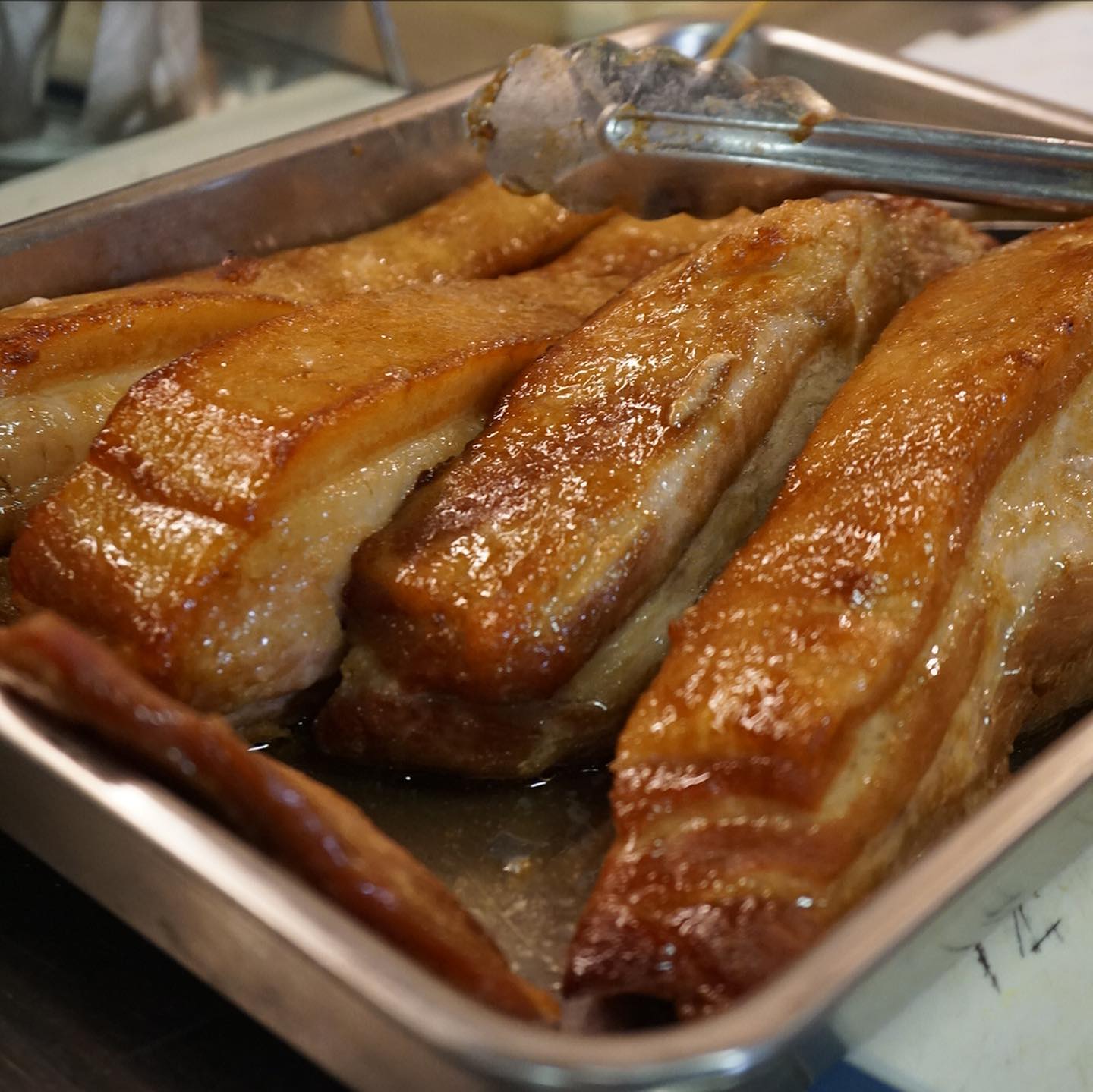 いや、アレですよホント、今日は朝イチで店長ミヤザキ、ここんとこ大人気の「からし焼き豚」を仕込んじゃえ！とグリルし終わって水飴を塗ったお肉のおいしそうなことっ！（笑）おまけにすごいいい匂いで、朝からたまらんワタクシ、肉写真をマクロ撮影だっ！（笑）（お）