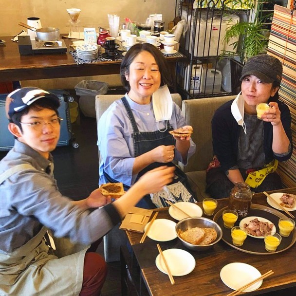 ひばりスターレストラン初日、ありがとうございました！ひばり屋さっちゃんと、リトスタ店長ミヤザキ、元気に営業しております！そして初日の助っ人S平くん、ありがとう。16年前牛乳を飲んでいた君が、助っ人をできるくらいの大人になって春から社会人になる、そのことに感動を覚えるよ。（麻）