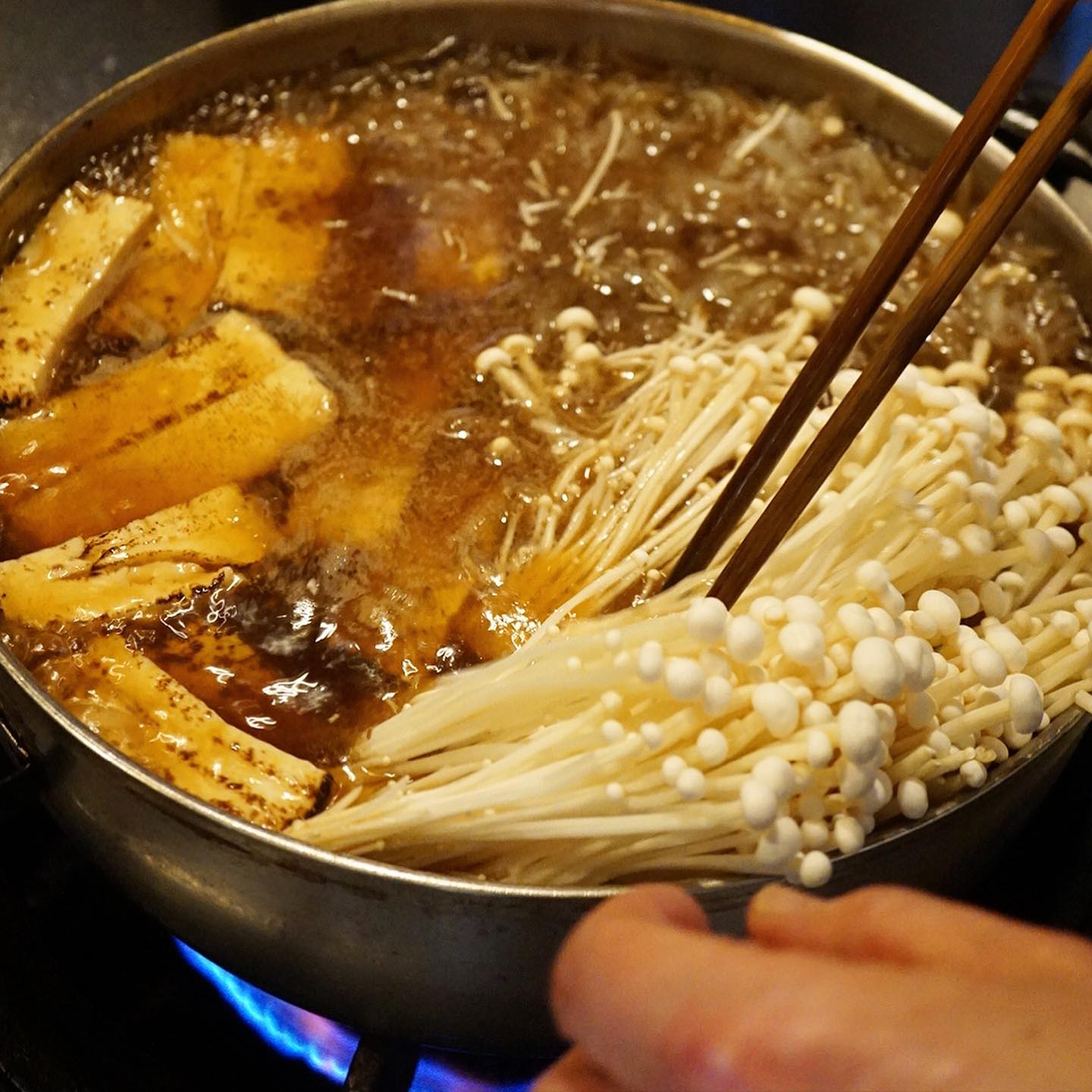 午後にぐつぐつ鍋に煮えてるのは焼き豆腐にえのきにしらたき…お！すき焼きじゃん！と、そうですおいしいお肉で「すき焼き風！肉豆腐」！冬の日は白飯といっしょにわしわしたべたいねぇ（お）