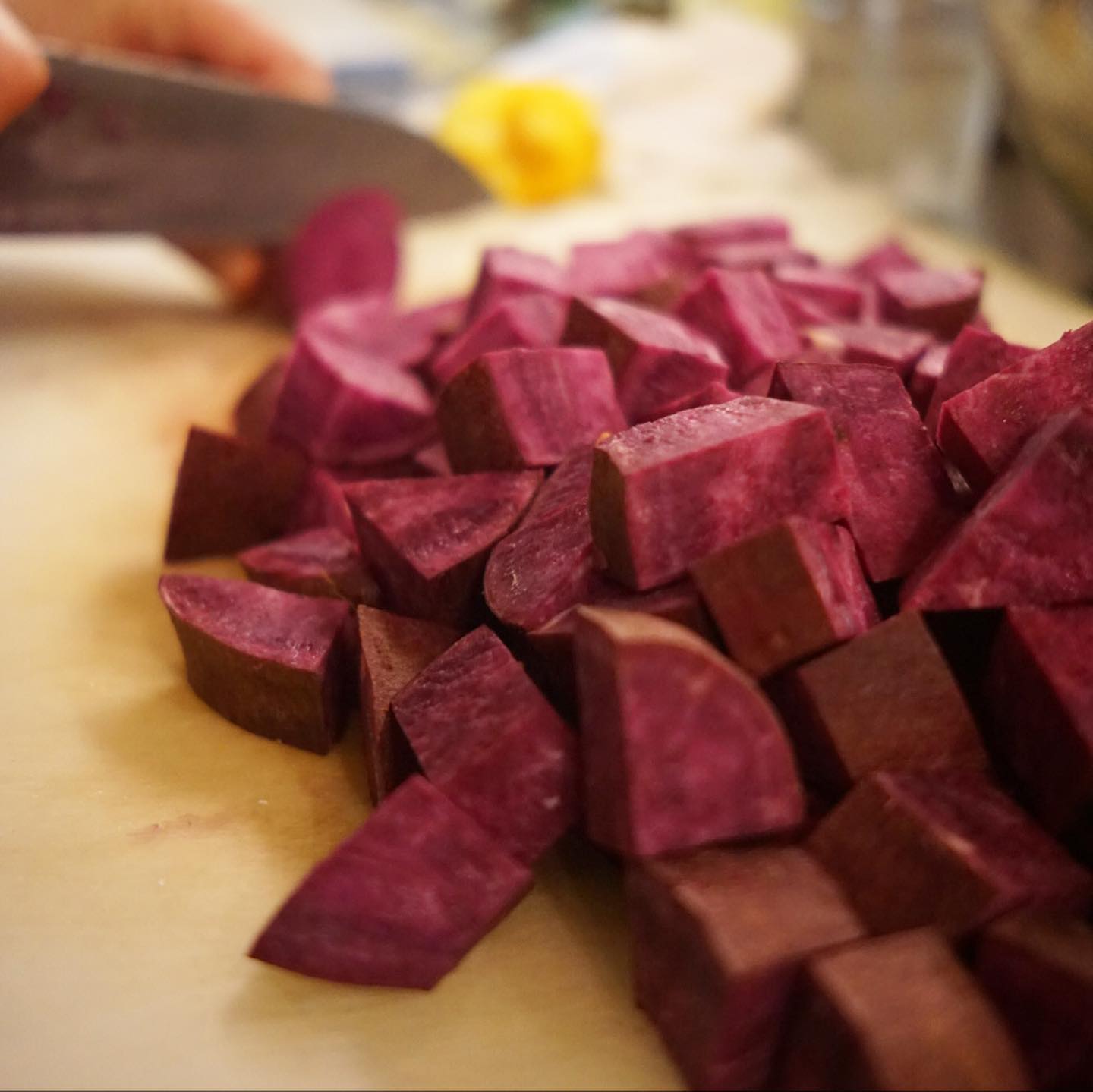 午後の仕込みは高知直送森田農園さんの紫芋はこのあとキャベツといっしょにスパイスで炒めてサブジに、さっくり揚がったほっくりかぼちゃは人気のスパイスマリネに！彩りにおいしさと惣菜メニューも抜かりなし！（お）