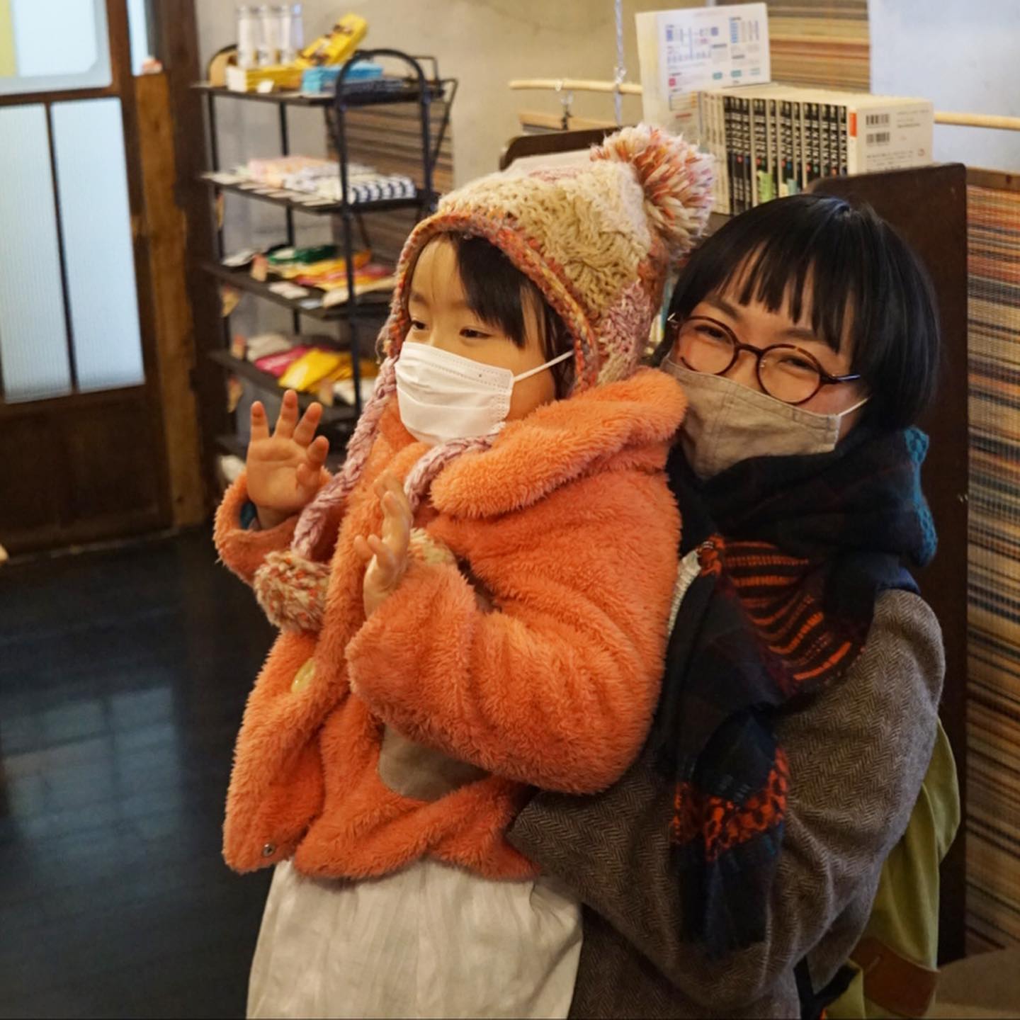 新年の挨拶も兼ねてご来店は元キッチンスタッフのはまちゃん…帰りがけは愛娘のミツキを抱っこしてキッチンにご挨拶…と、そこには昔いっしよにキッチンチームは今日からパートタイムで復帰のくろちゃん！
いや、さすがに緊急事態宣言はお持ち帰りもじゃんじゃん入ってお昼時は、慣れないながらもいきなり大活躍はホント助かった！（笑）
土曜のお昼はキッチンクロコ、お見逃しなく！（お）