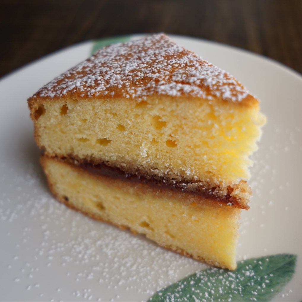 新春季節のデザートはなにげに初登場！「ヴィクトリアサンドケーキ」！こいけ菓子店ではおなじみ、手づくりいちごジャムを挟み込んだボリューミーでしっかりたべごたえ！いや、これぞイギリス？こいけ菓子店は圭子ちゃんのおいしさだっ！（お）