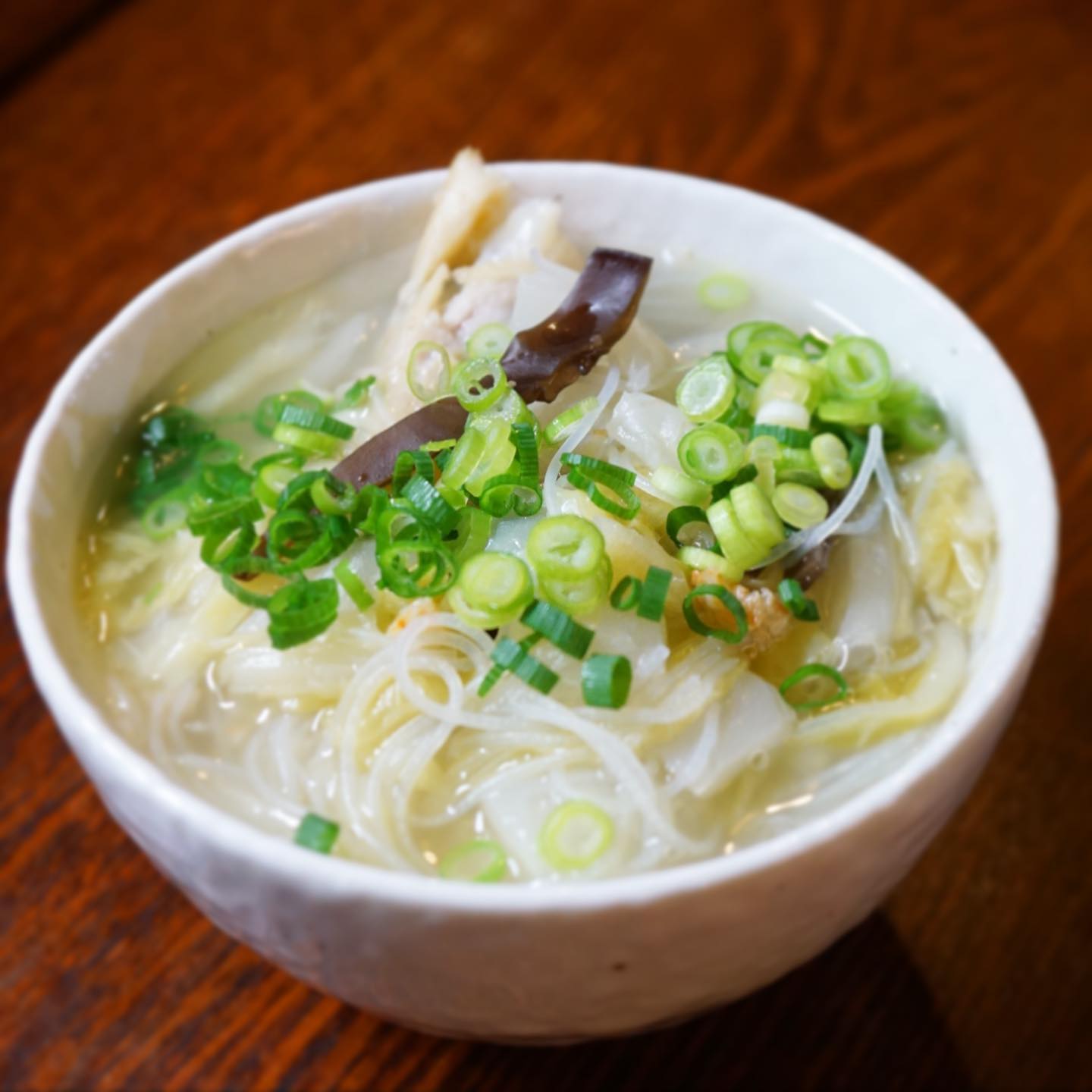 新メニューですよ、汁ビーフン！　ビーフンってものが好きなんですよ店長ミヤザキ。アジアの粉物全般に弱いと言っても良いです。それで色々ちょこちょこ食べた後に、ささっと食べられる締めとしての汁ビーフン、なんてーのを開発してみました！　手羽元をコトコト煮てとったスープと、国産の旨味の濃い干しエビの出汁を合わせて、旨味を吸い込んだ白菜とコリコリ楽しいキクラゲも入ってる！ビーフン別添えでお持ち帰り対応いたします！ぜひお試しいただきたいなあ。（麻）