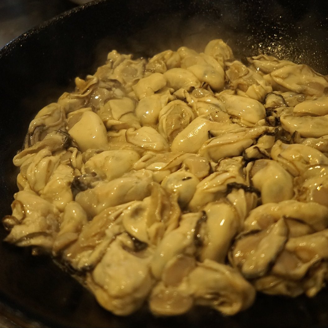 中華鍋でじゅうじゅう焼いてるのはもちろん冬の味覚牡蠣！こうして一度焼いて旨味を出して、も一度旨味含めてから、オリーブオイルに漬け込みますよと、いや、お酒のアテもいいけれど、なにげに白飯にも合うんだよなあ（笑）（お）