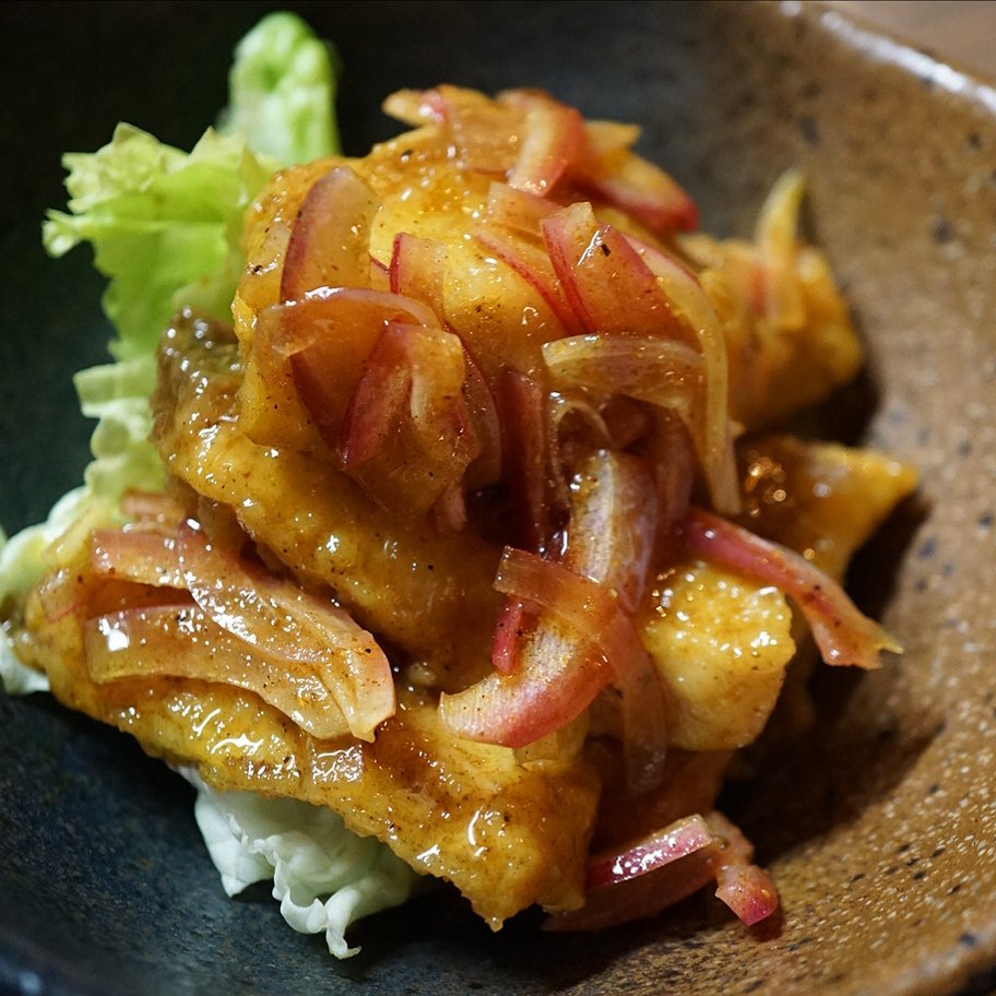 冷菜前菜お魚メニューは「めかじきのマリネ・カレー風味」！一度さっくり揚げて旨味を閉じ込めためかじきは、白ワイン仕立てのカレーマリネに！お持ち帰りももちろんオッケー！（お）