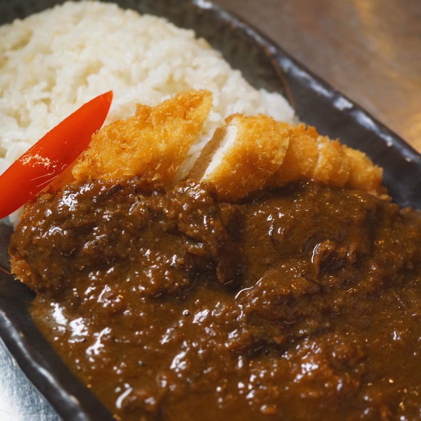 おまっとさんでした！　忘れててごめんね！新年は恒例カツカレー、始まっております！ガッツリのようでチキンカツだし、胸肉だから、サクサク食べられちゃうこと請け合い！ツマミにもなるからビールも良いね！盛るたびに食べたくなる一品です。（麻）