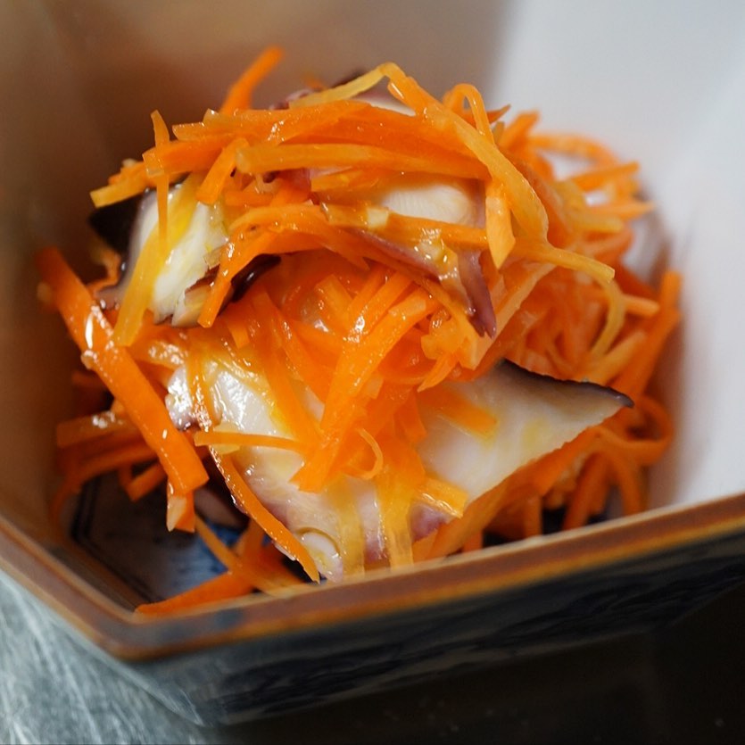 今日のほんのり新作メニューは「タコとにんじんのナムル」！いや、ざくざく千切りしたにんじんにぷりぷりタコは、免疫力アップの食材？と店長ミヤザキ、にんにくとごま油に塩でシンプルなうナムル！つまみにイイネ！（お）