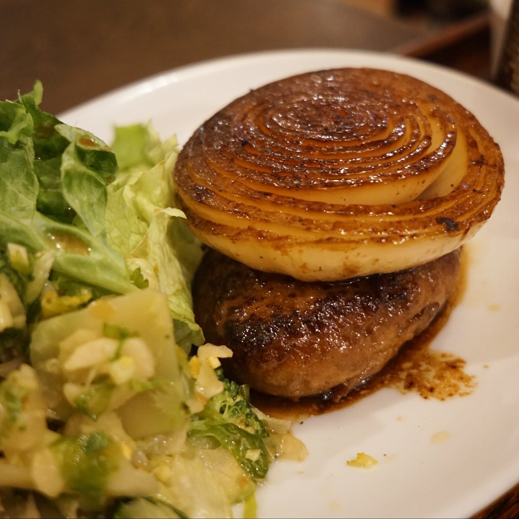 今日賄いなにがいい？と、じゃハンバーグで！…って出てきたのがコレだった時の驚き！（笑）どどんとたまねぎ輪切りをいっしょに焼いてバルサミコ醤油でじゃじゃっと味付けて…いや、血液ドロドロ系のワタクシには実に有効な賄いでしたとさ！（もちろんオイシカッタ！）（お）
