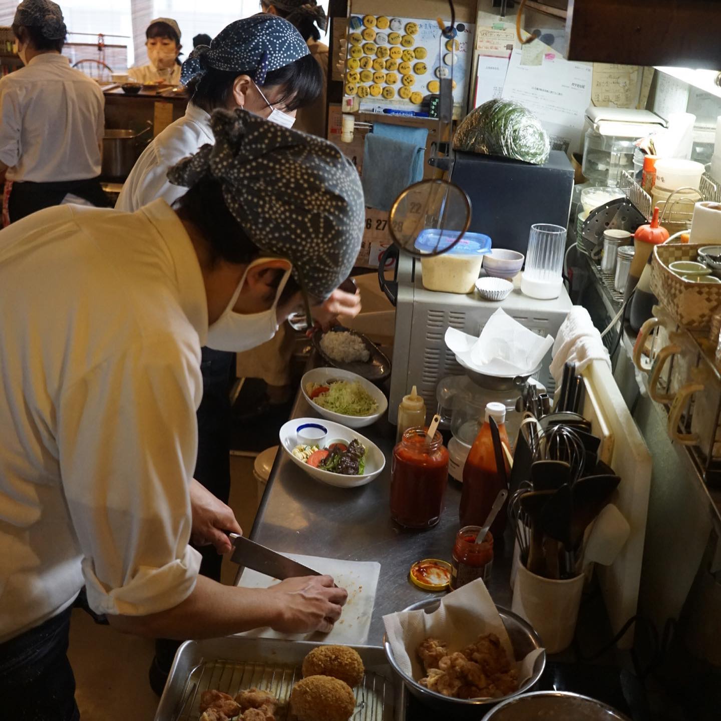 たまにはみんなの働く姿もと、雨でわりとのんびり気味の土曜日お昼時…それでも店内ご飲食にお持ち帰りとあれこれバタバタしましたね（笑）。ありがとうございます（お）