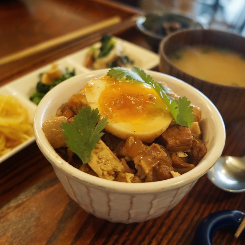 そしてもちろん「魯肉飯御前」も大のおススメ！（写真は小サイズ）…夜も単品でメニューインの予定ですよ！よろしければお持ち帰りも含めてぜひ〜！（お）