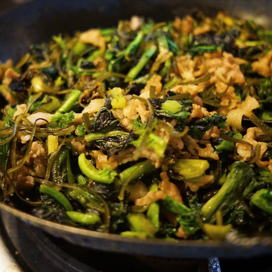 さてとざくざく炒めて今夜のお惣菜は「高菜と豚肉、昆布の炒めもの」！いや、いつものごとく地味なメニューではありますが、高菜を一度干してから塩もみしてと、高菜の旨味を引き出してから炒めてますよ！と、小さくおススメ！（お）