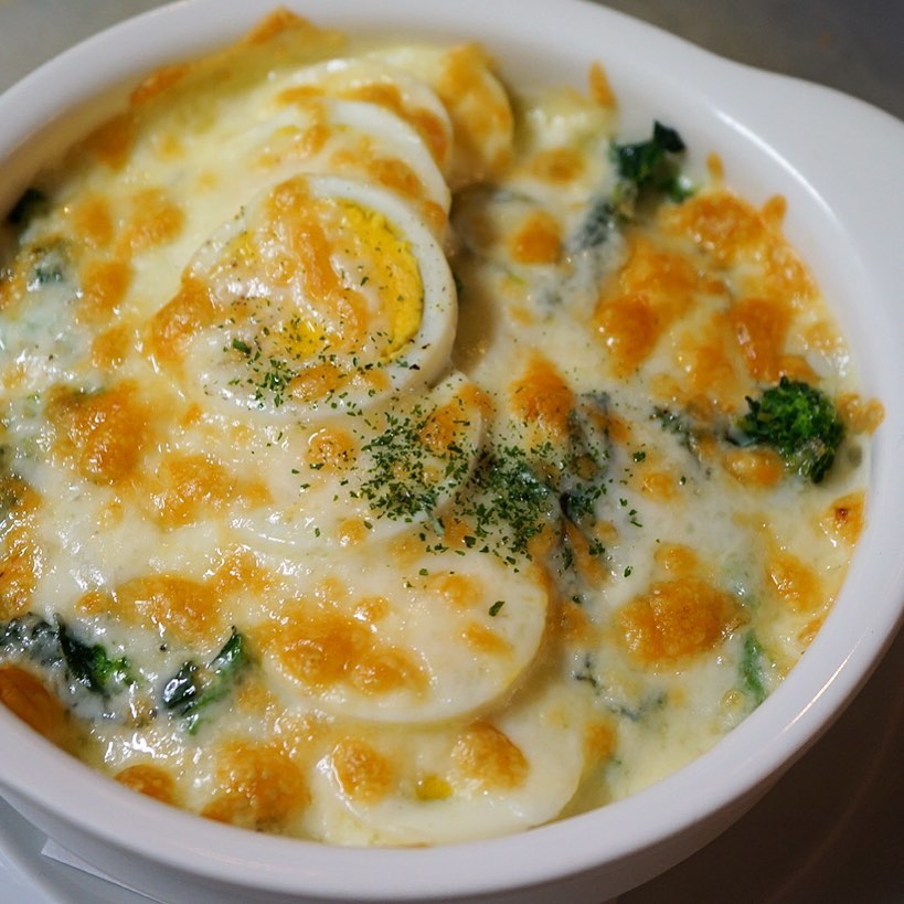 さてと昨日登場春のグラタンは「菜の花とエビ、ゆで玉子のマカロニグラタン」！菜の花のみどりにエビのほんのりピンク、ゆで玉子の黄色で春のトリコロール！やさしいお味の自家製ホワイトソースであっつあつのマカロニグラタンがイイネ！（お）