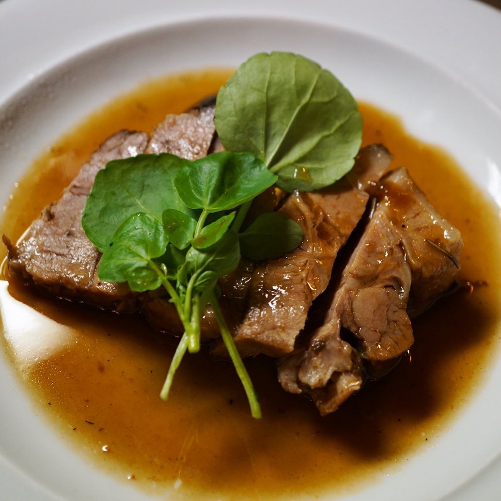 さてと明日明後日の週末当店「バレンタインちょこもり」のメインでもあります「ポットロースト」！いや、ローズマリーといっしょにじゅうっと焼いてそのまま蒸し煮にしたやわらか〜い豚肩ロースの旨味はプルーンのソースでさらに引き立つ！当店オープンの頃は初回のクリスマスディナーメインでもあった古くて新しいリトスタ必殺お肉メニュー！お見逃しなく！（お）