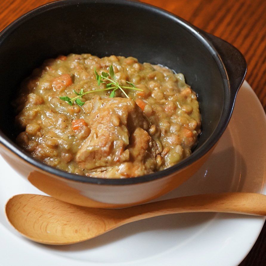 全くインスタ映えしないけど、美味しいよ！と声を大にして言いたい。豚肉のコンフィとレンズ豆の煮込みです。味も派手さは無いけど、じっくり煮た豚肉の旨みとハーブのほのかな香りをレンズ豆が吸い込んで、滋味深い美味しさです。豆好きの方、あつまれ〜（麻）