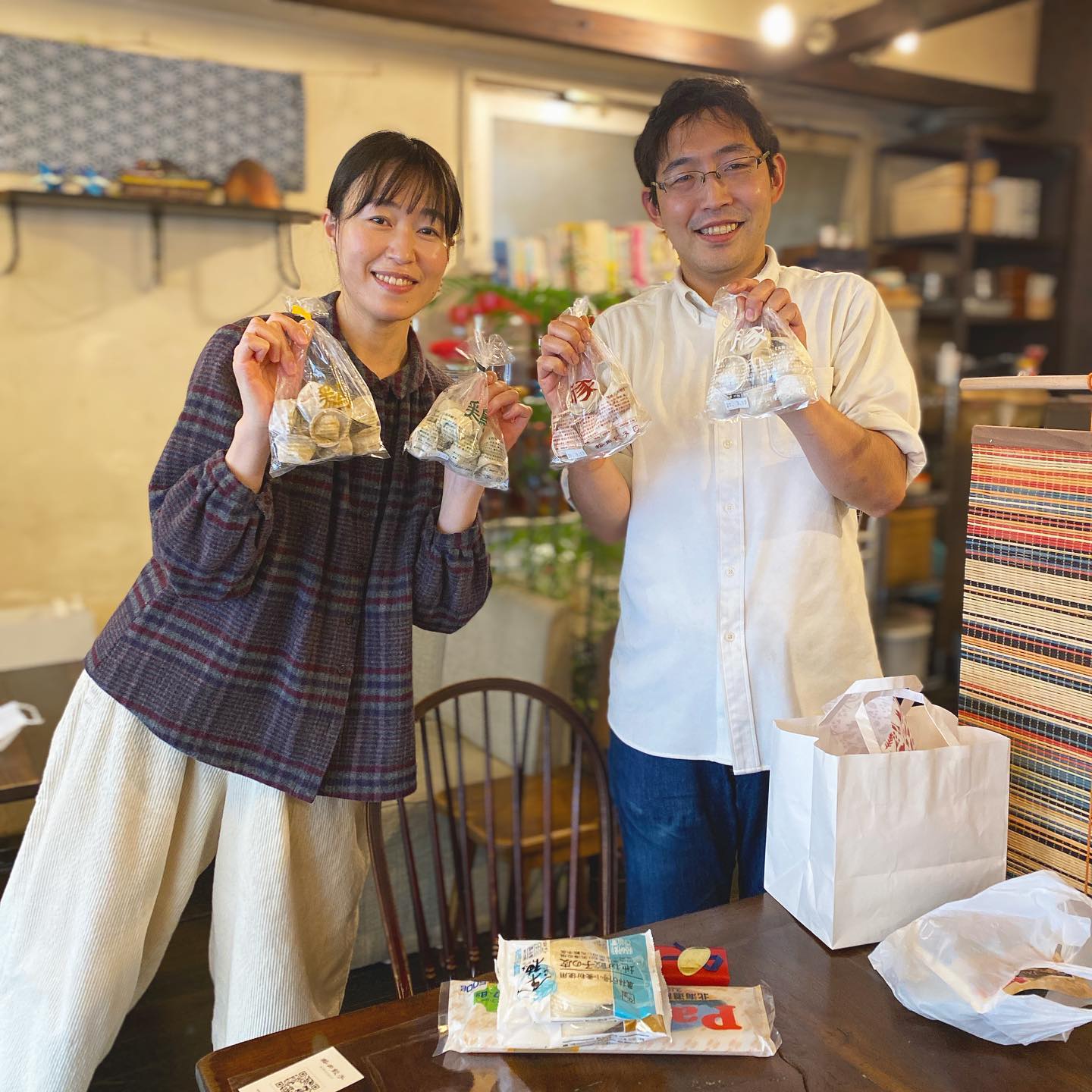 はい、リトスタ的兄妹（年齢的にはナベさんが上だけど、精神的には完全にぬまっちが姉）お誕生日です！本日21日はナベさん、明日22日は、ぬまっちの誕生日です。1日違いの誕生日のせいか、なにか似たところの多い2人、特にその食いしん坊度合いたるや…！okayanと店長からはお取り寄せした桉田餃子さんのセットなど。ナベさんがバレンタインに差し入れしてくれたケーキでお祝い。おめでとう！リトスタの顔とも言える二人組、いつもありがとう。（麻）