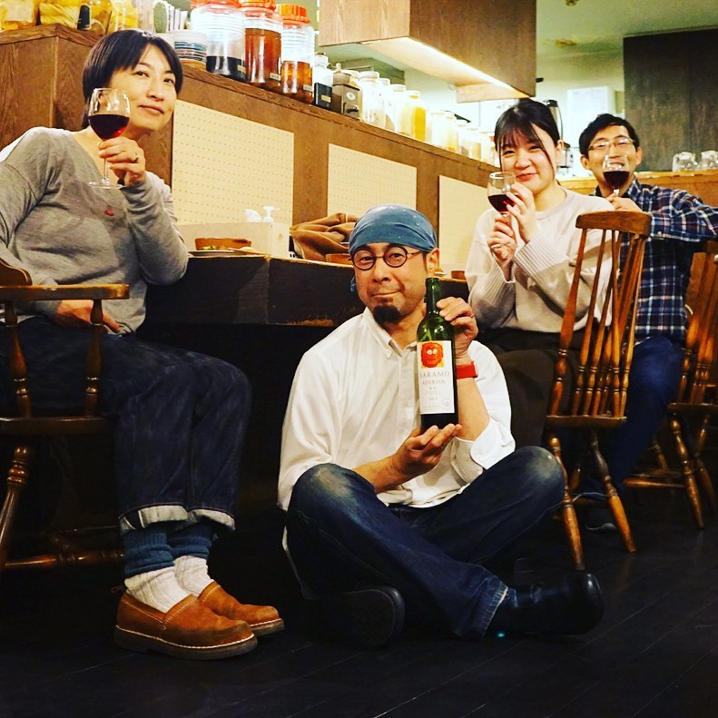 あー、バレンタインの週末は初のお持ち帰り「バレンタインちょこもり」（略して「バレちょこ」…笑）もなんだかんだで大盛況ありがとうございました！と一週間の仕事上がりは残りものの賄いもごちそうで、となればよもぎBooksさんにいただいた山梨の赤ワインを開けましょうか！と、いや、バレンタインの夜はめずらしく？恋バナなどしながら更けていくのでありました…と、なにげに当店今日明日は月火で連休いただきますよー！よろしくお願いします〜！（お）