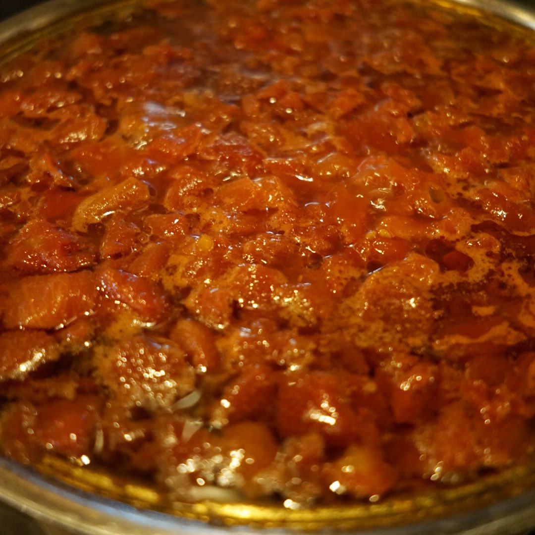 これなーんだ？と今週末のとっておき「ごろっと牛肉とトマトのハヤシライス」！コトコト煮込んでおりますよー！（お）