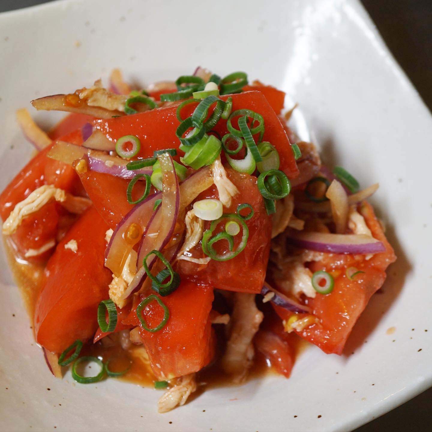 なぜ今あえてトマトのサラダ？　それは、良いトマトがあったから…夏が旬と思われますが、高温多湿には弱いため、春と秋の冷涼で日差しの強い時期も良いトマトができるとされているんですよ。
というわけで、トマトと蒸し鶏のサラダ、店長ミヤザキ的には黒ビールに合うと思っております。自家梅りんご、酢と合わせた梅醤油ドレッシングで甘酸っぱいさっぱり美味い！なのです（麻）