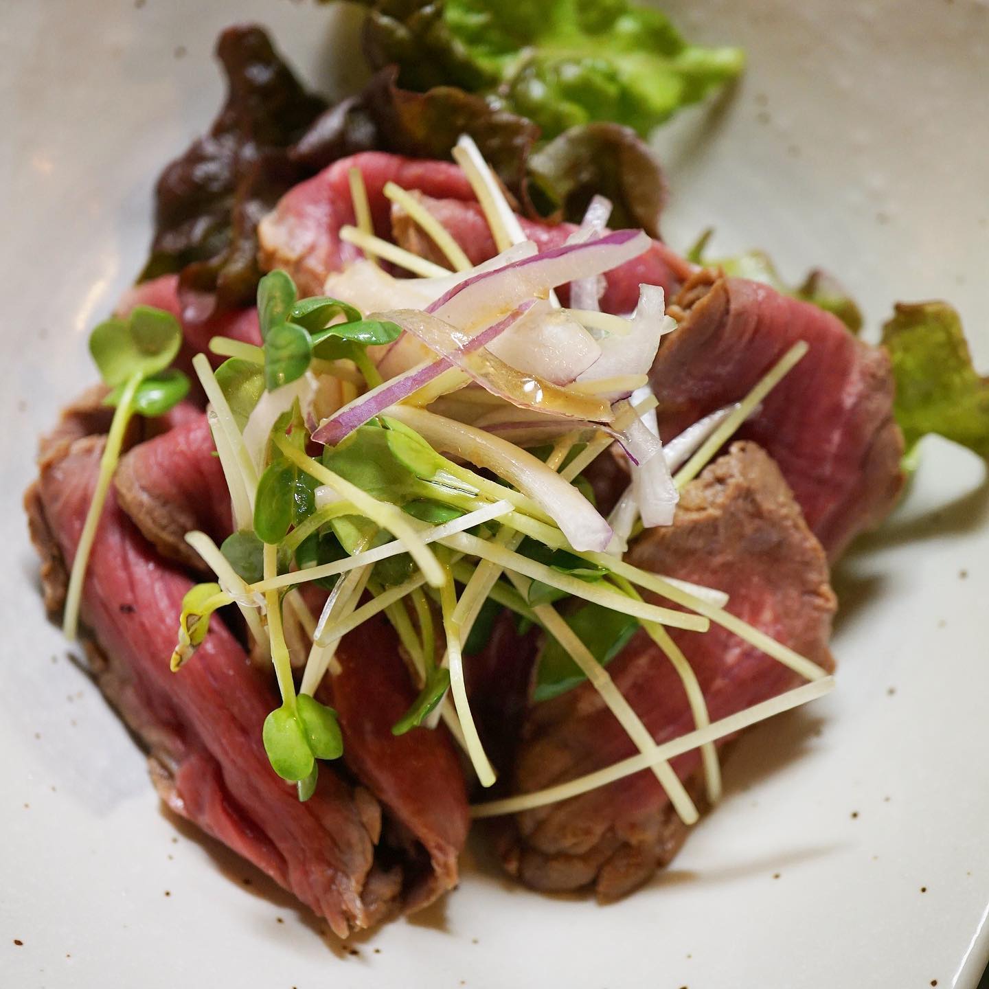 先週末は「恵方巻きちょこもり」のとっておきお肉メニューだった「牛たたきの柚香漬け」、今週アタマは日替わりメニューで登場！こんがり焼いて焼き色つけたやわらか〜い牛肉の旨味、高知直送の柚子と絞り汁をたっぷり使った自家製たれに漬けました！（お）