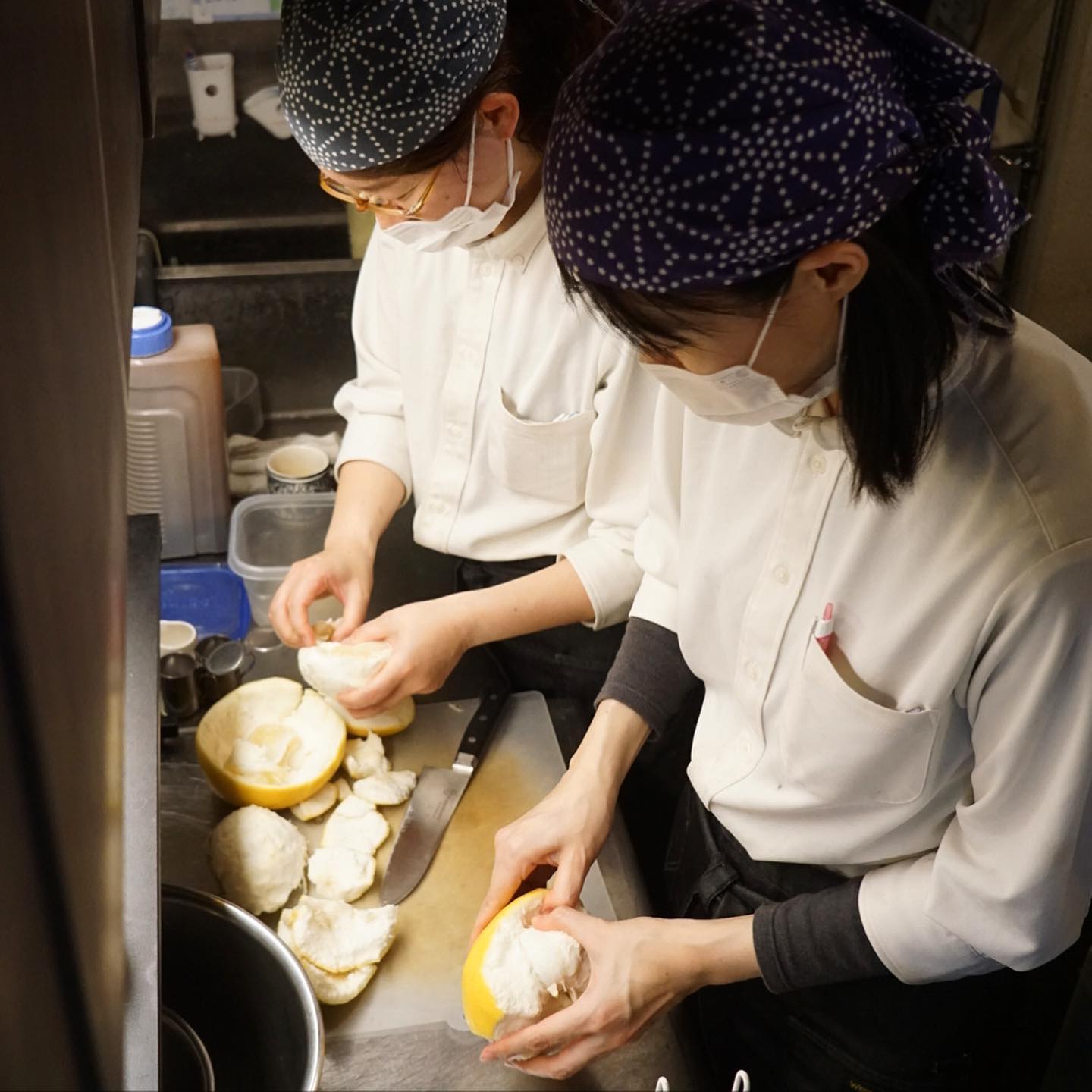 元キッチンスタッフは高知の久保さんから今年も文旦がわんさと届いたよ！とさっそく昨夜からそのみずみずしい果肉てさっぱり「文旦と香味野菜のサラダ」がメニューイン！
午後はぬまっちにウメさん2人がかり、ムッキーちゃんを使ってせっせとむいてもらいました！今夜のサラダはこれで決まりっ！（お）