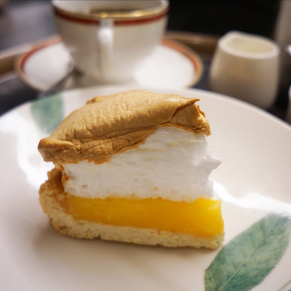 バレンタインが終わったら今度はホワイトデーのデザート！毎年恒例「メレンゲレモンタルト」！ふんわり焼いたメレンゲの下に甘酸っぱいレモンクリーム！タルト生地もいっしょに三つ巴のおいしさお見逃しなく！（お）