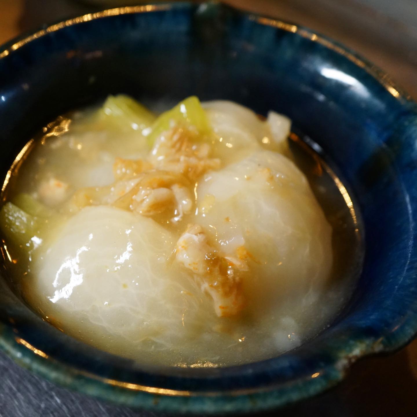 地味だけど美味いよシリーズ？！「かぶと干しエビの旨煮」です。派手なメニューに囲まれてますが、ほっと身に染みる味の煮物を作りたいな…と、作ってみました。イメージは台湾料理の開陽白菜のかぶバージョン。山口の瀬戸内海でとれたエビで作られた干しエビをスープのべーすにしています。生姜を聞かせて優しい中にもキリリとした味わい。お腹にも心にも優しいはず！（麻）