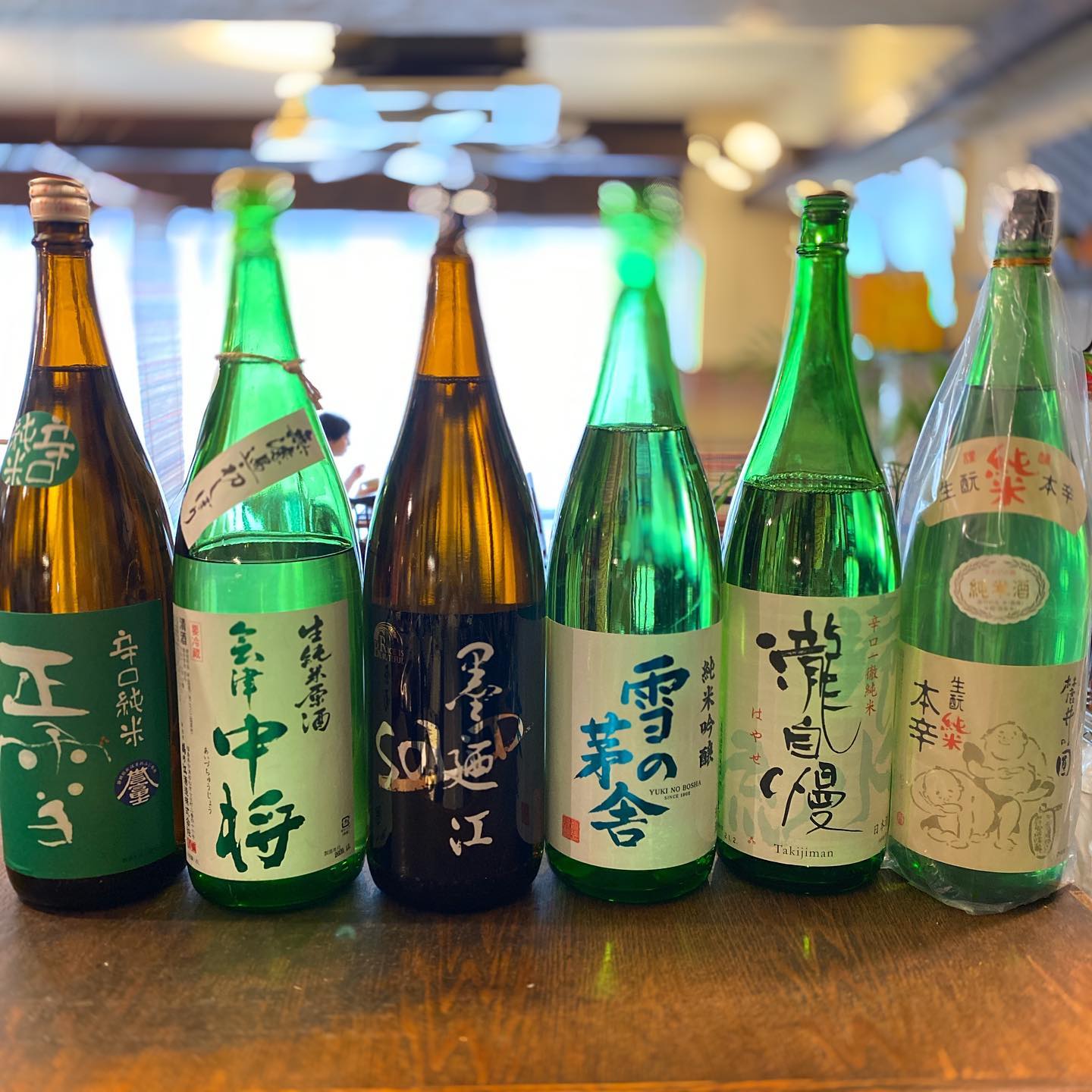 超時短営業だけど、日本酒仕入れちゃったよう！　なるべくタイプ、味わいを変えて仕入れるようにしております、唎酒師ミヤザキ。きれいで華やかな「雪の茅舎」、複雑フルーティな「会津中将」、写真には無いけど力強いフレッシュさ「豊盃」、ドライで複雑で旨みもある「墨廼江」、まあるくさわやか優しい旨み「瀧自慢」、どっしり辛口ポテサラに「正雪」、お燗にも！キレと旨味の辛口「麓井」、どれも美味しくって迷っちゃう！（麻）