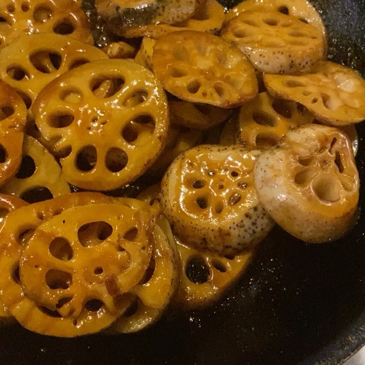 明日のランチ日替わりは、きんぴられんこんのメンチカツ〜