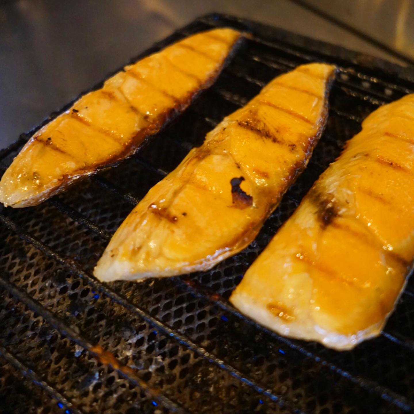 ひなまつりちょこもりのメインはもちろん、ちらし寿司！　リトスタのちらし寿司は店長ミヤザキ母・永世料理長ミヤザキヨウコ直伝の鮭の入った、エビと菜の花のちらし寿司です。炒りごま、生姜のみじん切りと焼き鮭を酢飯に混ぜ込んで、炒り卵とエビ、菜の花とししゃもっ子を飾ります。