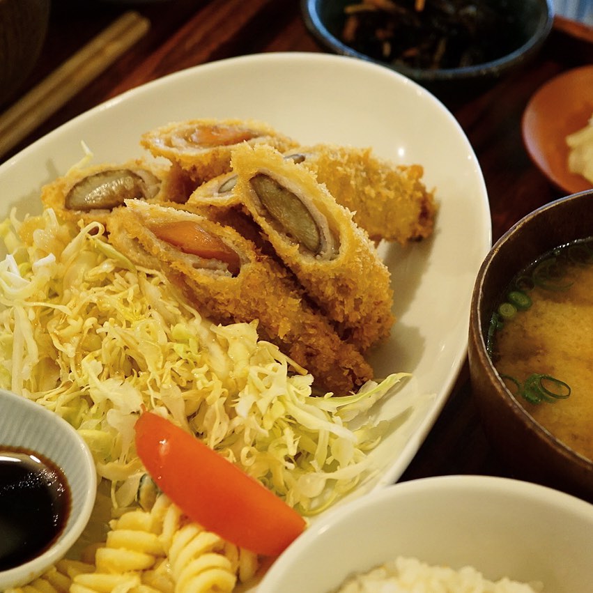 さてと明日のお昼時日替わりはちょっと前に週末登場した「きんぴらごぼうとにんじんの豚肉巻きフライ」！いや、そもそも甘辛きんぴらでしっかり味がついてるからねと、揚げたてあつあつはお好みでちらりとお醤油くらいでいいんじゃない？ぜひぜひ〜（お）