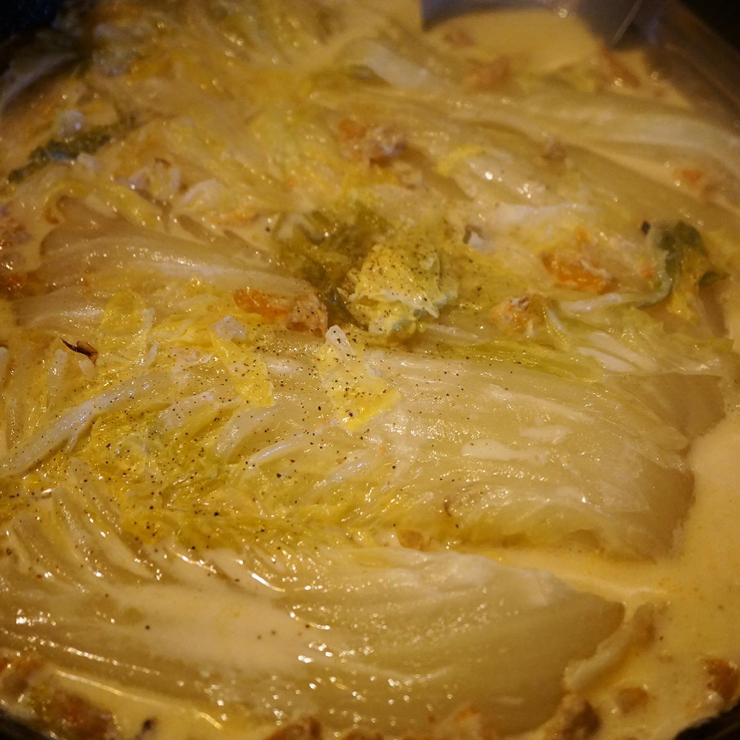 干しエビのもどし汁は旨味いっぱいの出汁と生クリームでくつくつ煮たみずみずしい白菜の甘味…いや、白菜って洋風も全然オッケーよ！シンプルなクリーム煮はもちろんパンにもうってつけ！（お）