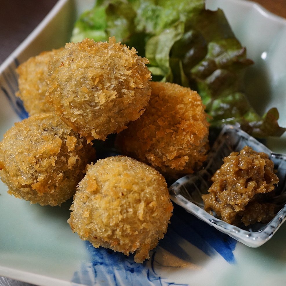 さてと今週は本格春メニュー目白押し！と揚げものは「ふきのとう入り！春のコロッケ」！と昨日は助っ人キッチンスタッフのくろちゃんがコロコロ小さなコロッケ玉を丸めてくれましたが、おひとつお味味をと揚げたてを口に放り込んでマスクして…って「マスクの中が春っ！」ってな名言が！（笑）みなさんも春をぜひぜひ！（お）