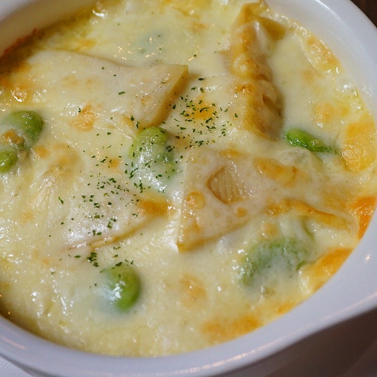 さてと登場！新作は「たけのことそら豆、チキンのグラタン」！いや、なんといってもシャキシャキたけのこが主役！そら豆の甘味にチキンの旨味！まろやかな自家製ホワイトソースであつあつグラタン！お持ち帰りなごめんねNG！（お）