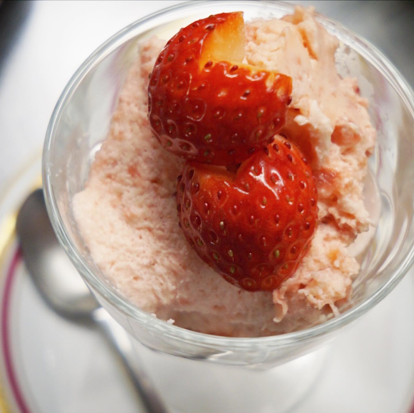 さてと遅ればせながら今週スタートは春のデザート大本命！「つぶつぶいちごのババロア」！まさにすっかりいちごのおいしさ！店内ご飲食はもちろん今年もお持ち帰りもオッケー！連日売切必至？の大人気メニューマンヲジシテの登場ですよ！（お）