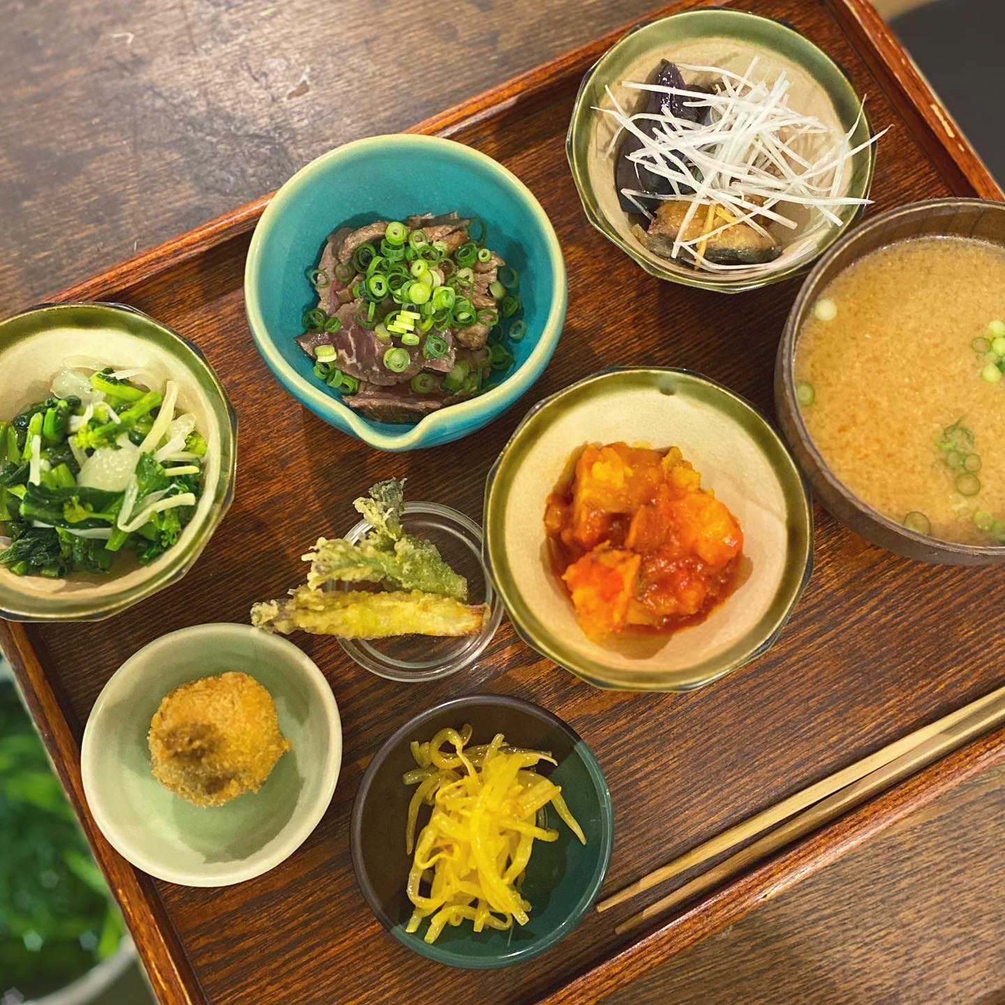 はい、今日も一日ありがとうございました！　忙しかったおかげで、夜のホール担当ミウちゃんの賄いが無いよー。というわけで残り物ちょこもり！やけに豪華になった気がする！菜の花と文旦のサラダ、牛たたきのはしっこ、サバの揚げ漬け、お通しのさつまいもトマト煮込、もやしのカレーマリネ、タラの芽の天ぷら、ふきのとう入りコロッケ、お味噌汁。ダイエット中にてご飯は無しです（麻）