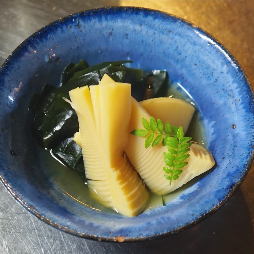 忘れちゃいけない、若竹煮！　店長ミヤザキ＆ナベさんのキッチンチーム的には、筍の美味しさを充分に味わうには若竹煮が一番でしょ！との見解で一致しております。三陸産のワカメも肉厚でしっかりした旨味と香り、筍とワカメは春の出合ものとしか言いようがありません。出始めの今だけメニューなので、ぜひぜひ味わってみてくださいね！（麻）