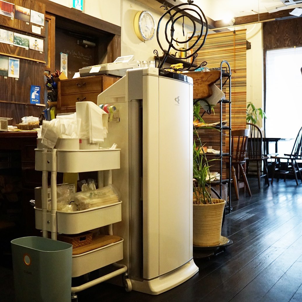 本日付で当店レジ脇に大型新人加入！はダイキンの業務用空気清浄機！いや、先日自宅に導入した同社の清浄機、今年はなかなか花粉がツライ店長でツレアイのミヤザキさん、これがなかなかスグレモノ！と、それなら花粉症のスタッフにお客さんも多いですし…さらにこのコロナ禍続く昨今はしっかり実力の新人の働きに期待したいところですな！タノンダゾ！（笑）（お）