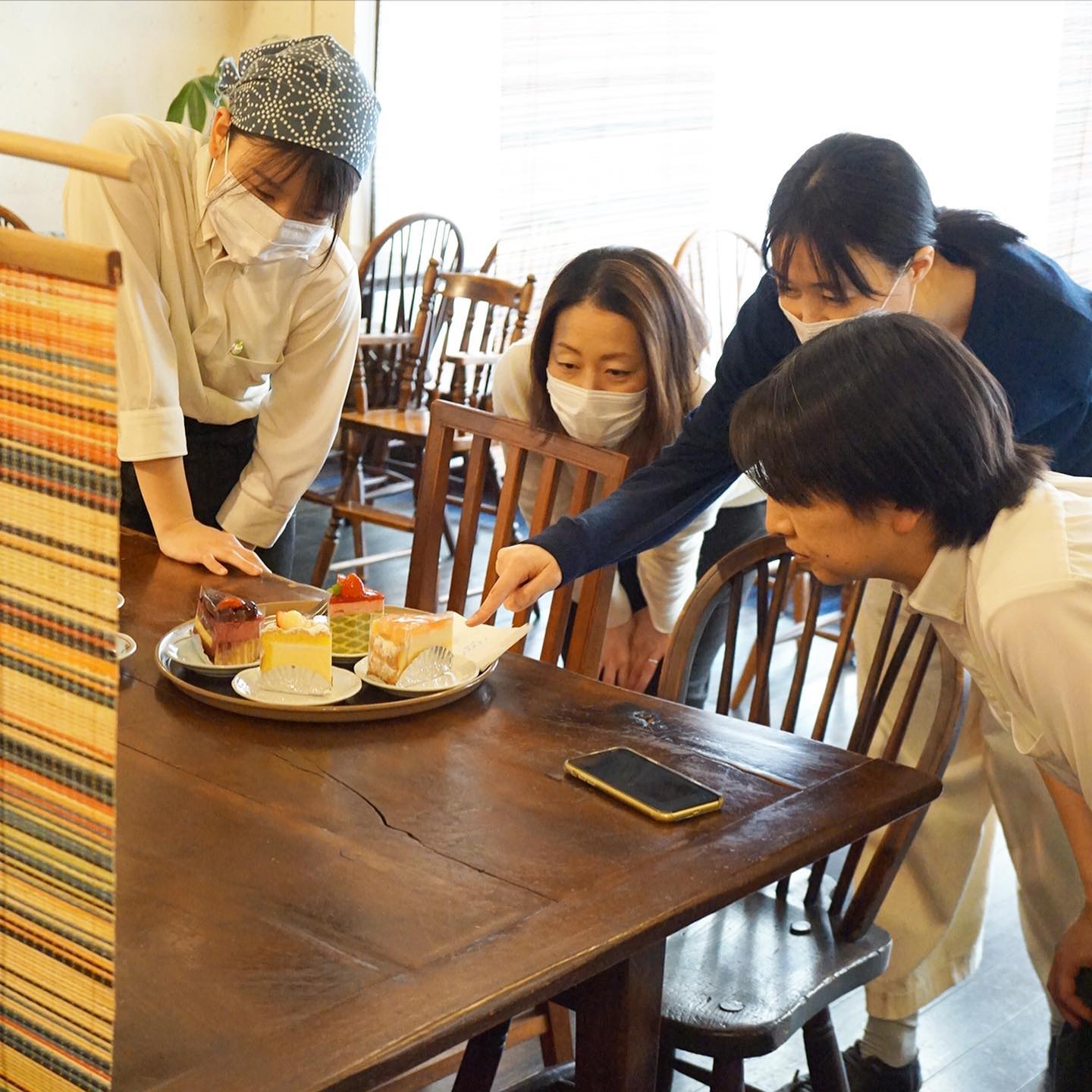 ホワイトデーは、恒例のokayanから差し入れ！三鷹の名店、菓子厨房レヴェさんのケーキです。箱を開いてどれにするか吟味する人たち…いっせーの！で食べたいやつを指さしたら、店長だけ栗のケーキ、あと3人とも桃のケーキで被っちゃった！…けど大丈夫！第二希望で良いですよ！と譲り合い、みんな食べたいケーキを食べられました。ありがとうokayan、ありがとうホワイトデー！（麻）
