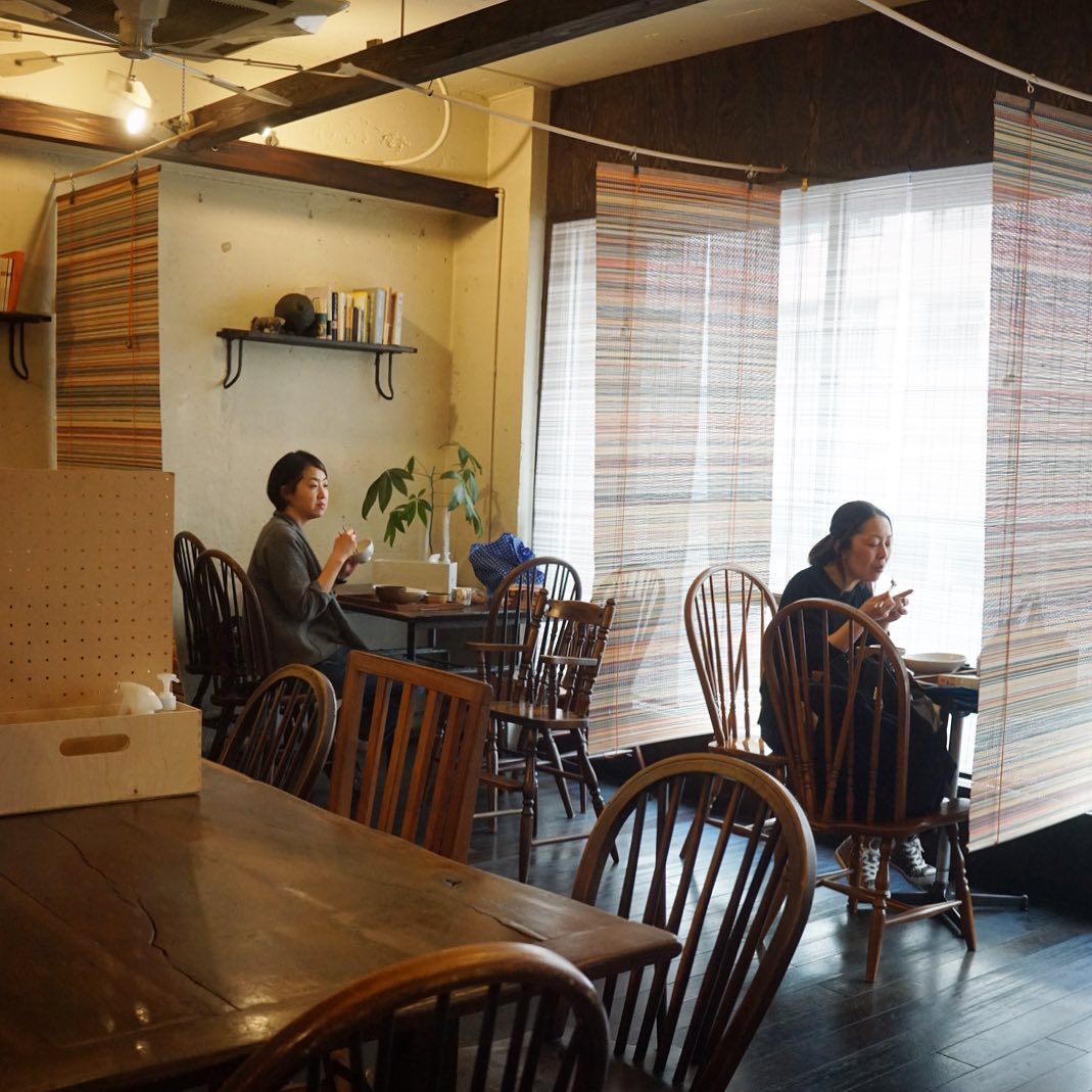 ランチ終わってスタッフ昼の賄いは、相変わらずのソーシャルディスタンスでみんな思い思い好きなテーブルでいただきますよと、今日コンビは通称「チーム二馬力」はパワフルなかぁちゃん2人チーム！（笑…それぞれ組み合わせにネーミングがあったりしますよ！）にしては、力を出しきれずののんびりお昼時、ちょっと物足りないふたりでありましょうな（苦笑）（お）