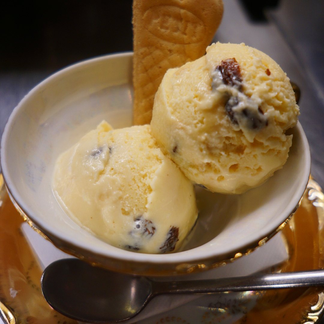 実は先日からお出ししております自家製アイスクリームは「ラムレーズン」！いや、本気でおいしいよ！ハーゲンダッツよりも断然うまい！（たべたことないけど）と断言しちゃうよ！と、ランチでも短い夜でもお召し上がりいただけますからねー！（お）