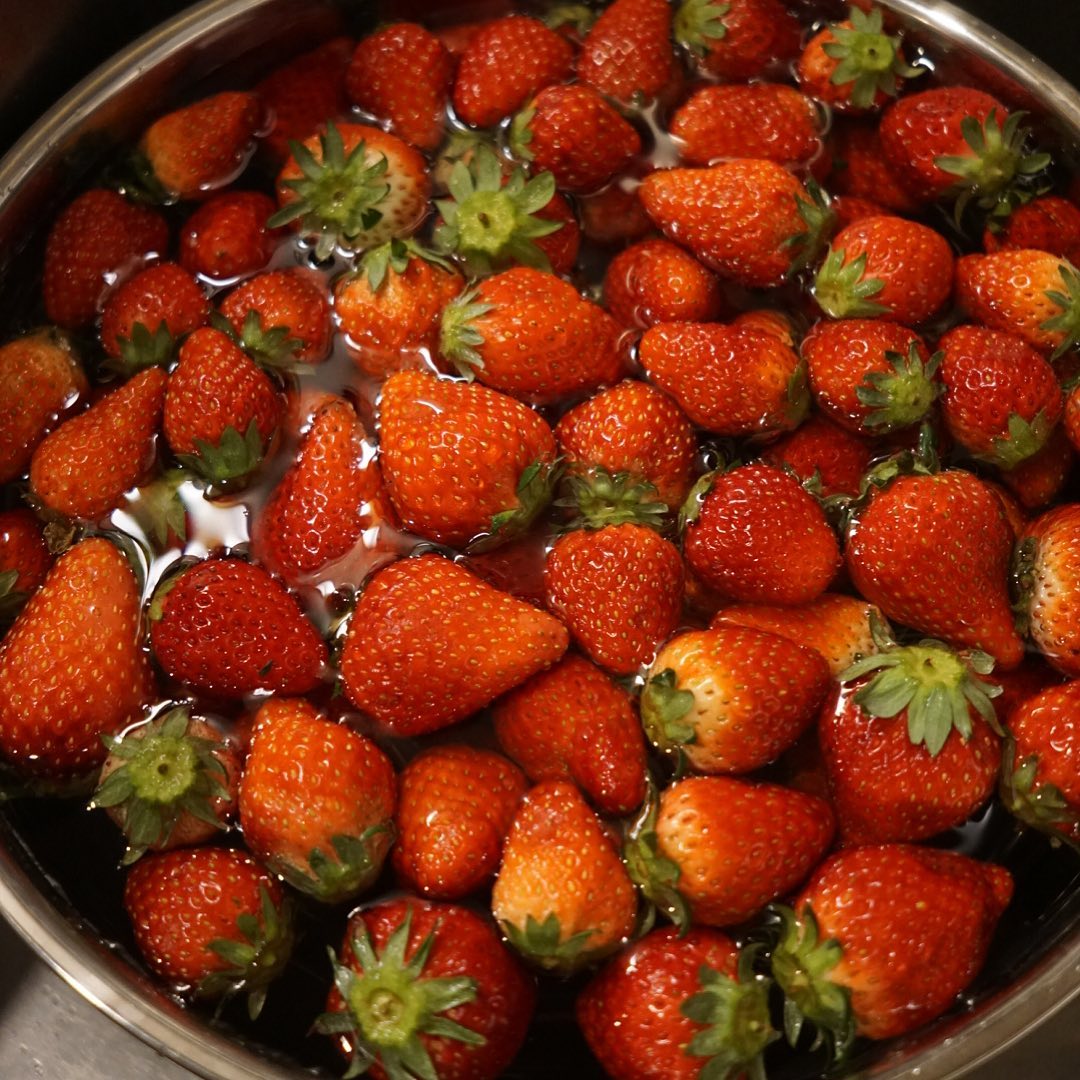 わいわいつぶも不揃いないちごだけれど、ざっくり水洗いしたら、下手をとって自家製いちご酒に！去年店内飲食営業お休みで漬けなかったから、今年はしっかり漬けましたよ〜！（完成は1ヶ月後ですが…苦笑）（お）